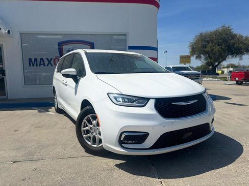 Used 2023 Chrysler Pacifica Touring-L image 16