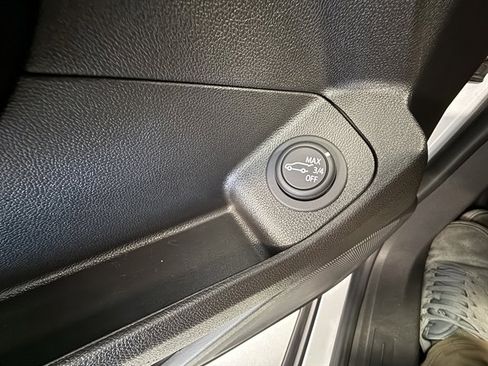 Used 2024 GMC Terrain SLT image 31