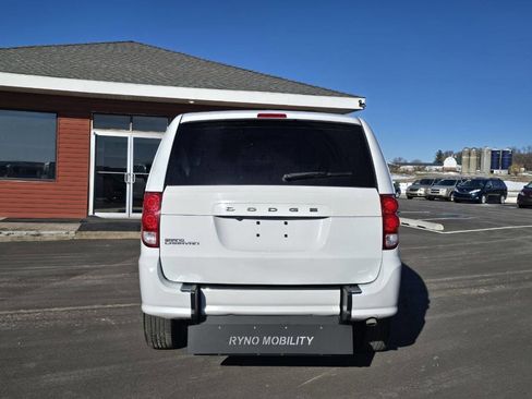 Used 2018 Dodge Grand Caravan SE w/ UConnect Hands-Free Group image 4