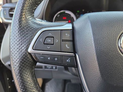 Used 2021 Toyota Sienna Limited image 32