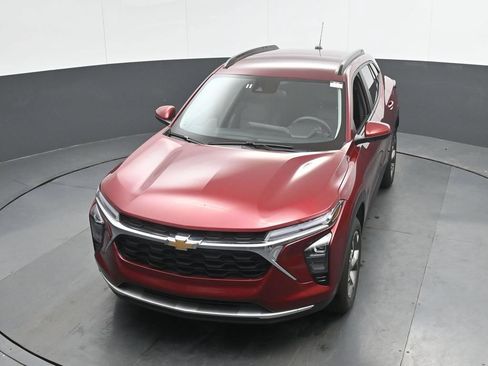 Used 2025 Chevrolet Trax LT FWD image 33