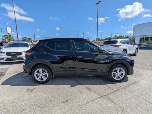 Used 2025 Nissan Kicks Play S image 2