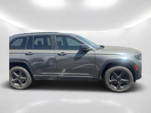 Used 2025 Jeep Grand Cherokee Altitude RWD image 4