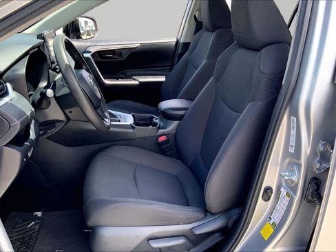 Used 2019 Toyota RAV4 LE FWD image 8