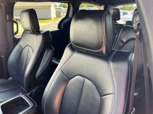 Used 2025 Chrysler Pacifica Select FWD image 13