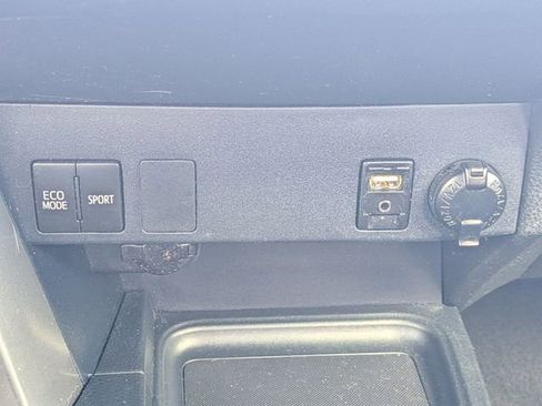 Used 2018 Toyota RAV4 LE FWD image 21