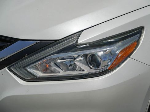 Used 2016 Nissan Altima 2.5 SV w/ Convenience Package FWD image 2