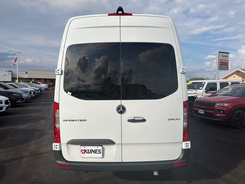 Used 2024 Mercedes-Benz Sprinter 2500 image 4