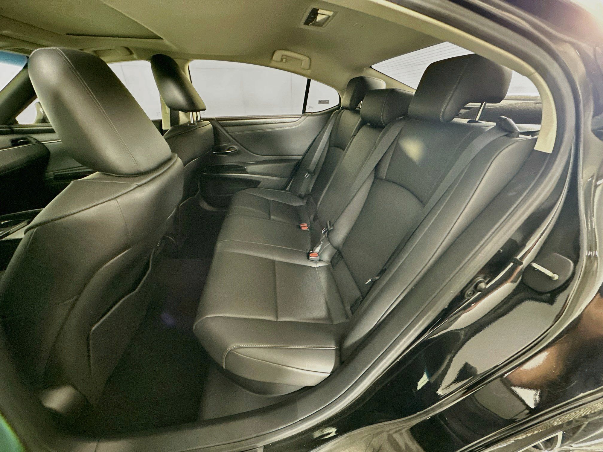 Used 2025 Lexus ES 300h w/ Premium Package FWD image 29