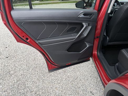Used 2022 Volkswagen Tiguan SE w/ Panoramic Sunroof Package AWD/4WD image 19