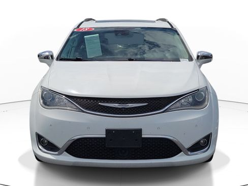 Used 2018 Chrysler Pacifica Limited FWD image 2