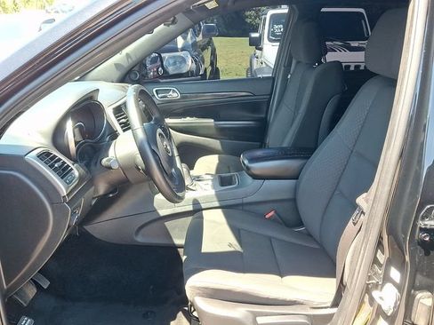 Used 2019 Jeep Grand Cherokee Laredo RWD image 9