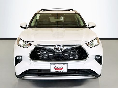 Used 2025 Toyota Highlander Platinum AWD/4WD image 2