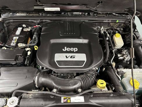 Used 2016 Jeep Wrangler Unlimited Sahara AWD/4WD image 11