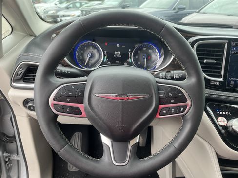 Used 2023 Chrysler Pacifica Limited FWD image 18