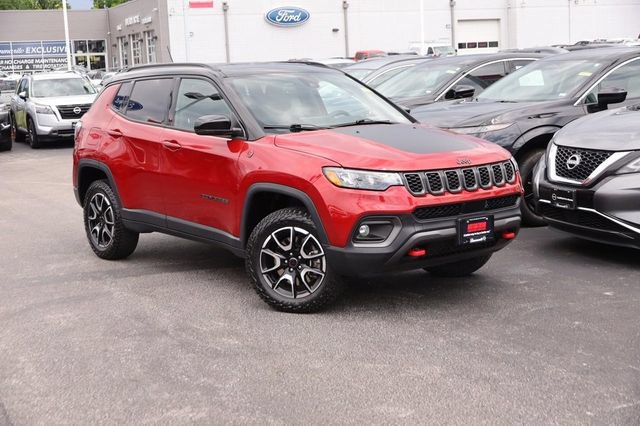 Used 2025 Jeep Compass Trailhawk AWD/4WD image 2