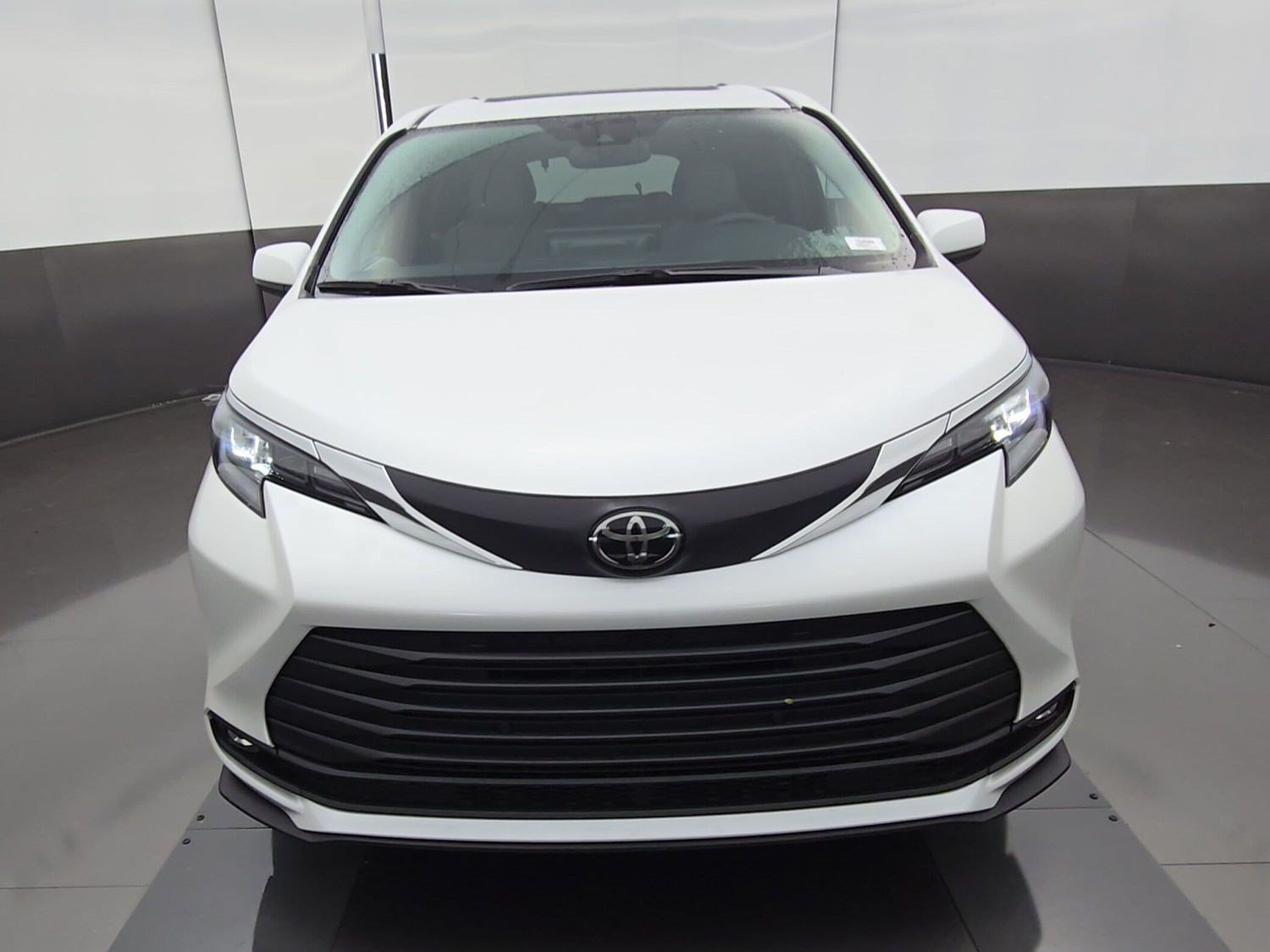 New 2026 Toyota Sienna XLE FWD image 2