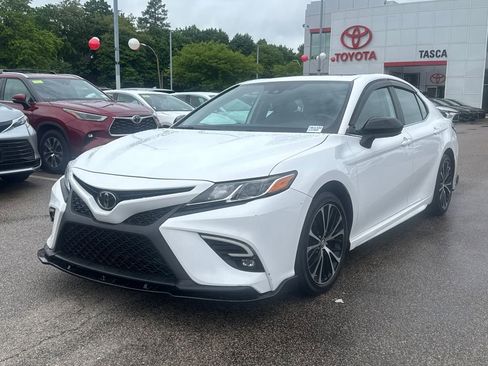 Used 2019 Toyota Camry SE FWD image 3