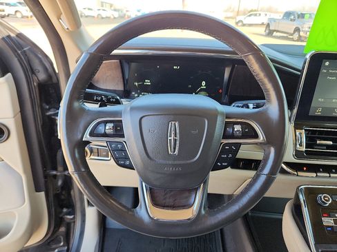 Used 2019 Lincoln Navigator Reserve image 16