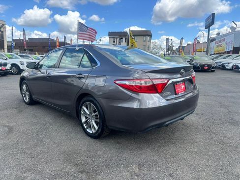 Used 2016 Toyota Camry SE w/ Moonroof Package FWD image 3