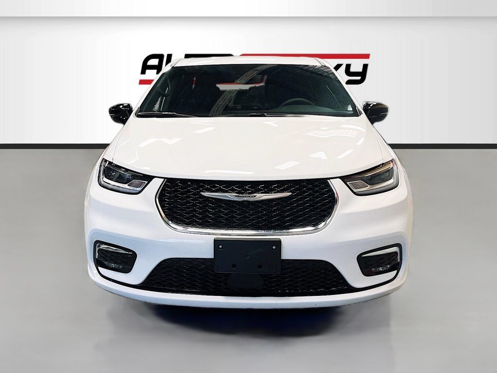 Used 2026 Chrysler Pacifica Select FWD image 2