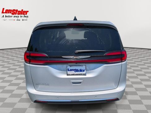 Used 2023 Chrysler Pacifica Touring-L FWD image 4