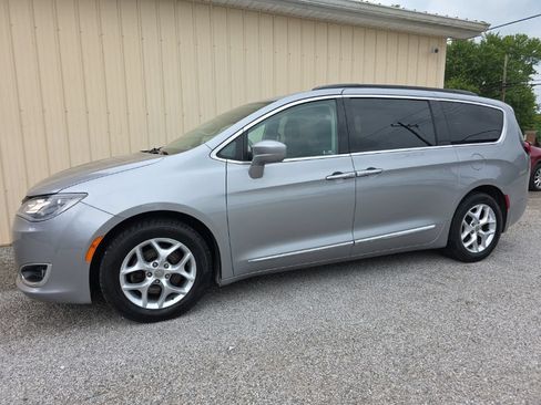 Used 2017 Chrysler Pacifica Touring-L w/ Tire & Wheel Group FWD image 12