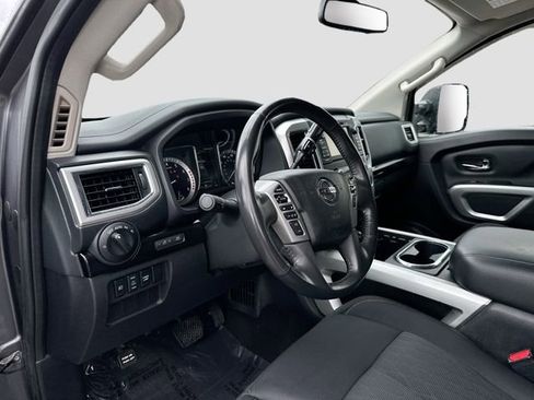Used 2017 Nissan Titan SV image 11