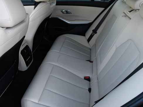 Used 2023 BMW 330e image 10