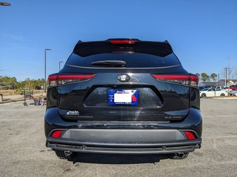 Used 2021 Toyota Highlander XLE image 19