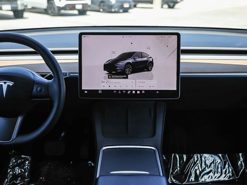 Used 2025 Tesla Model Y Long Range RWD image 12