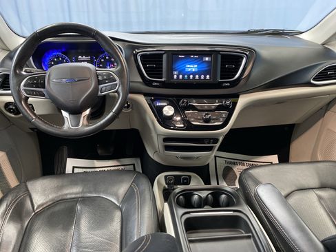 Certified 2020 Chrysler Pacifica Touring-L image 31