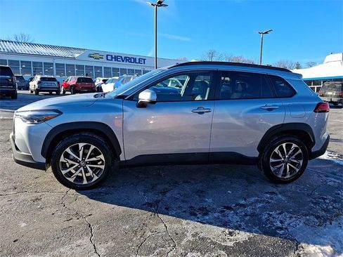 Used 2024 Toyota Corolla Cross XLE image 8