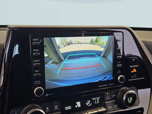 Used 2022 Toyota Highlander XLE image 19