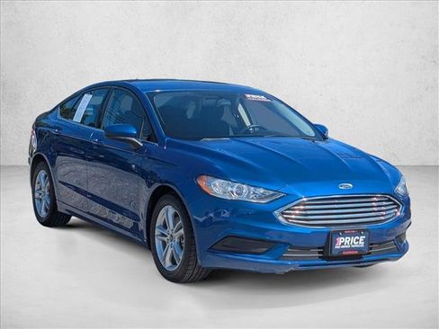 Used 2018 Ford Fusion SE w/ Fusion SE Technology Package FWD image 3