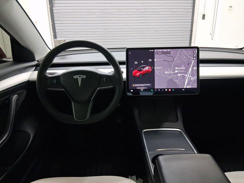 Used 2021 Tesla Model 3 Standard Range Plus image 4