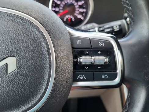 Used 2022 Kia Carnival LX FWD image 17