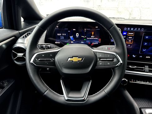 New 2026 Chevrolet Equinox EV LT w/ Comfort Package AWD/4WD image 16