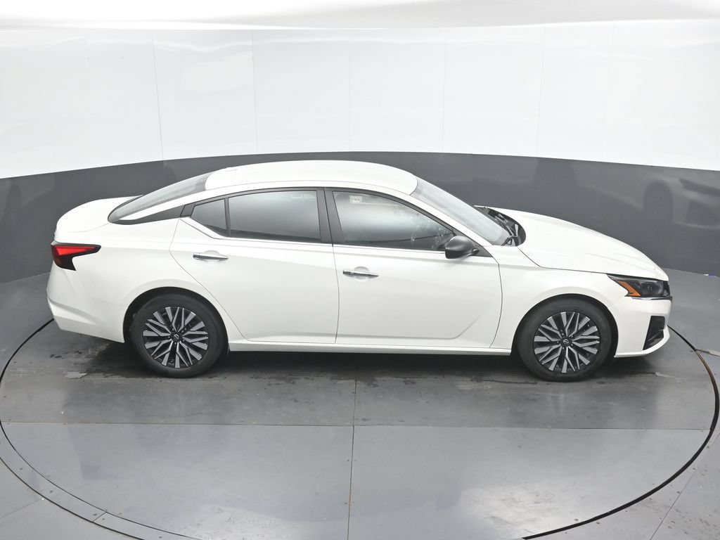 Used 2024 Nissan Altima 2.5 SV FWD image 32