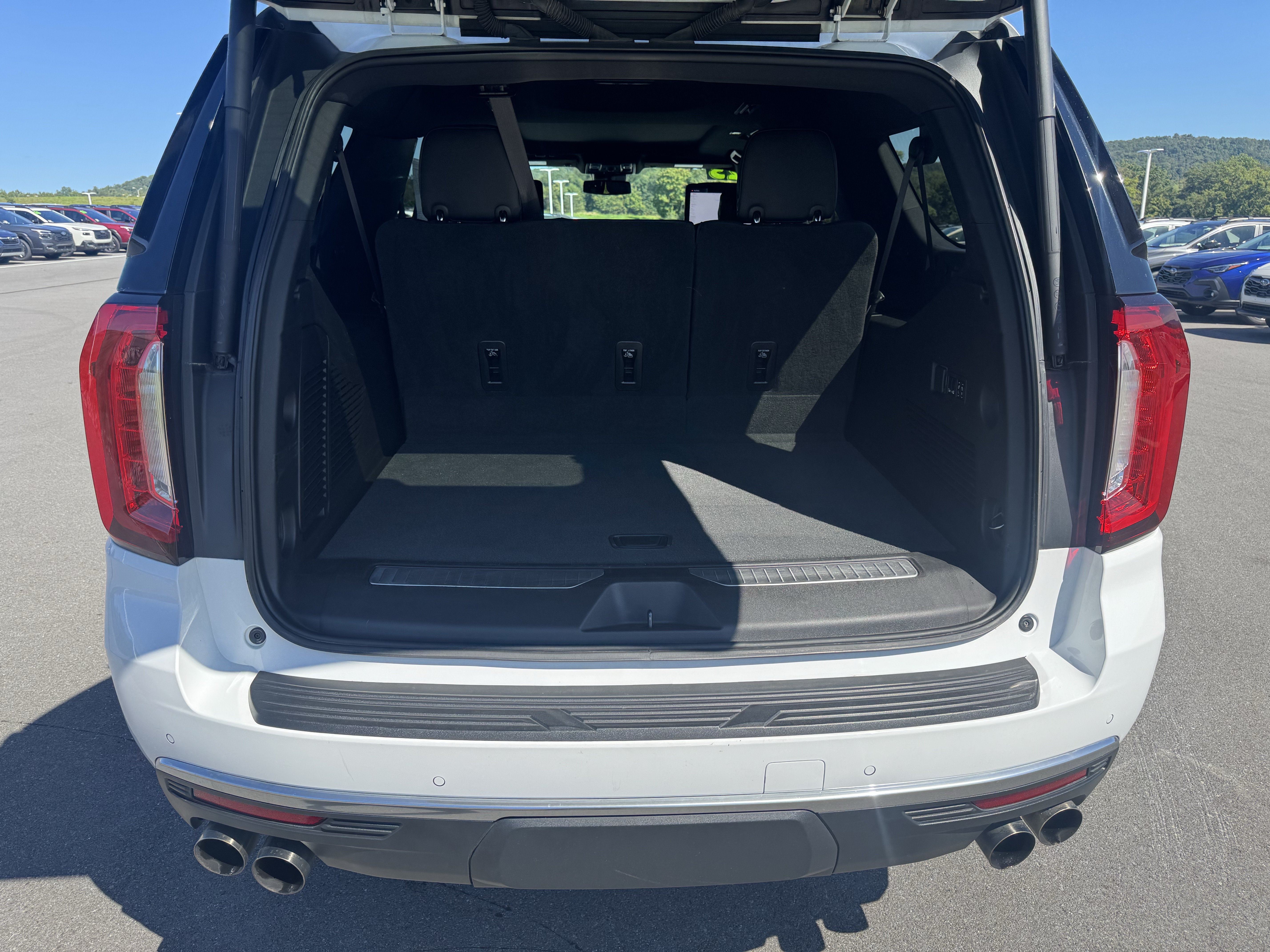 Used 2023 GMC Yukon XL Denali AWD/4WD image 5