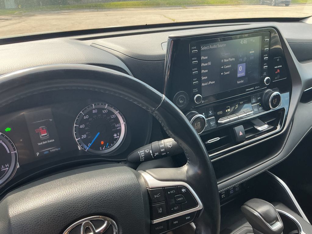 Used 2022 Toyota Highlander LE AWD/4WD image 26
