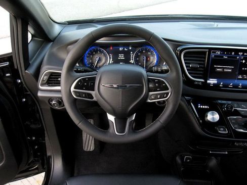 Used 2025 Chrysler Pacifica Select FWD image 18