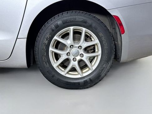 Used 2017 Chrysler Pacifica Touring image 30