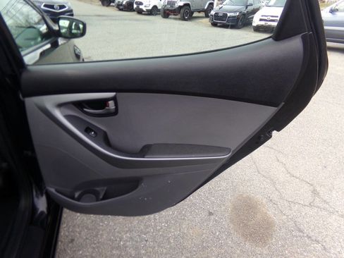 Used 2014 Hyundai Elantra SE image 25