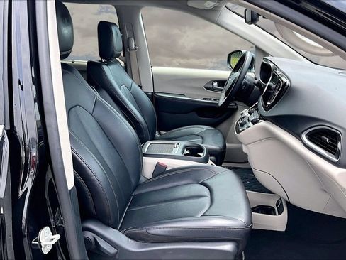 Used 2024 Chrysler Pacifica Touring-L FWD image 30