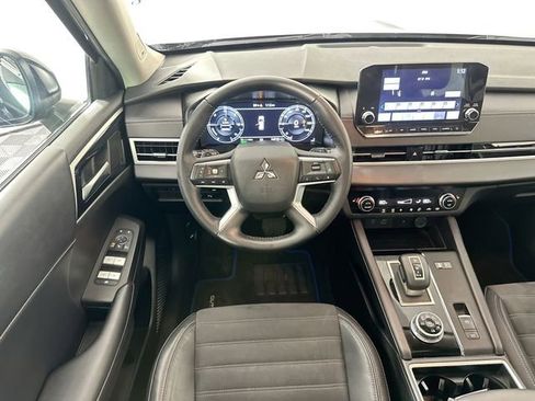 Used 2023 Mitsubishi Outlander SE image 11