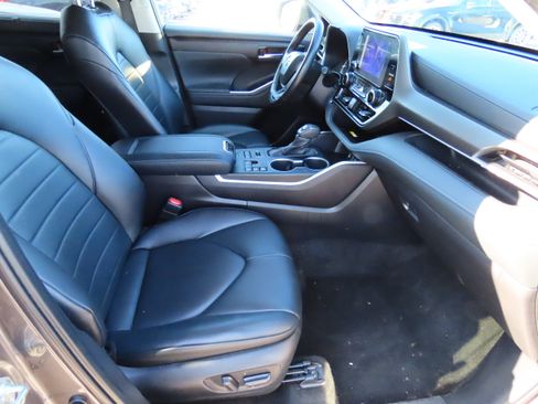 Used 2023 Toyota Highlander XLE image 11