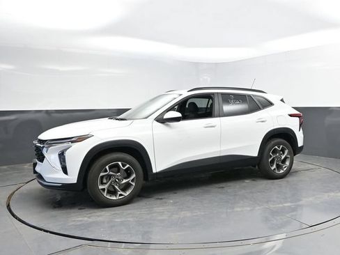 Used 2025 Chevrolet Trax LT FWD image 7