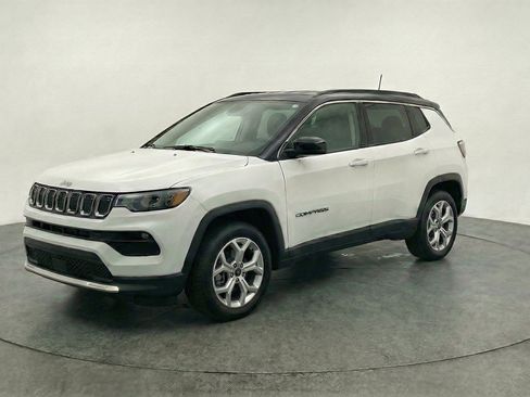 Used 2025 Jeep Compass Latitude AWD/4WD image 3