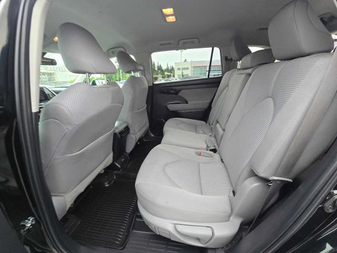 Used 2023 Toyota Highlander LE AWD/4WD image 16